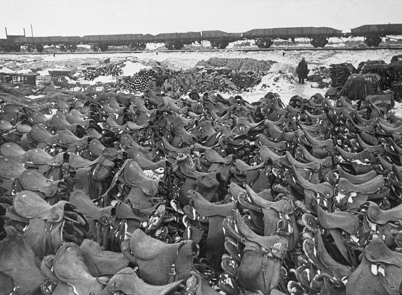 Румынские кавалерийские седла от съеденных лошадей. Март 1943 г. 