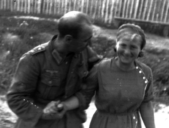 Местные «подружки» немецких солдат. Июнь 1943 г. 