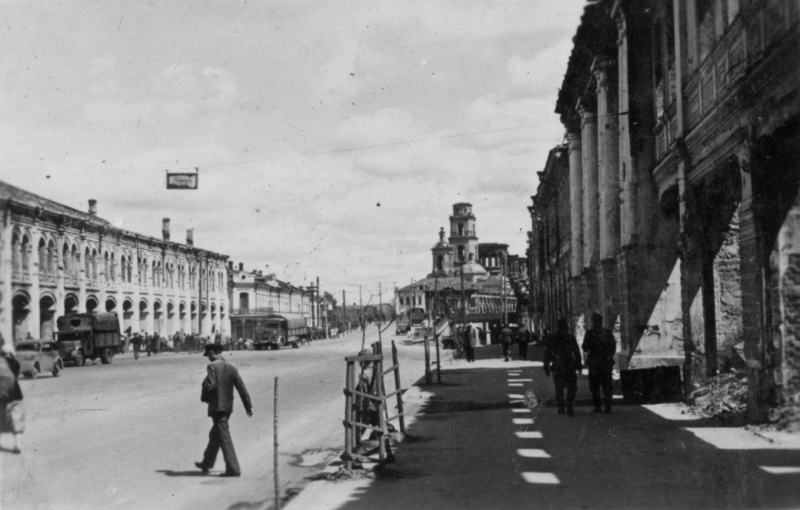 Торговые ряды (слева) и храм в оккупированном Орле. Июнь 1943 г. 