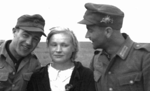 Местные «подружки» немецких солдат. Июнь 1943 г. 