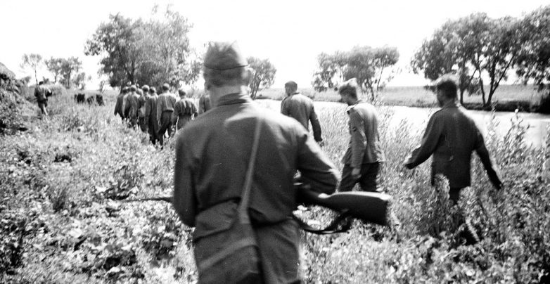 Красноармейцы ведут пленных немецких солдат в районе Воронежа. 1942 г.