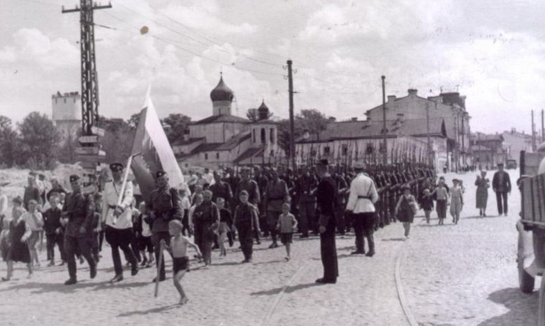 Парад частей РОА. 22 июня 1943 г. 