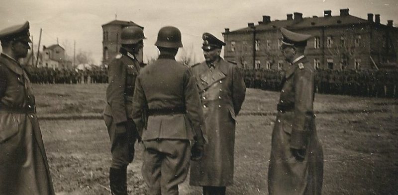 Генерал-фельдмаршал фон Клюге во время смотра пехотного полка. Вблизи станции Ржев-Белорусский. 1942 г.