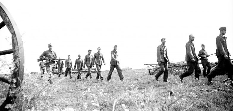 Красноармейцы ведут пленных немецких солдат в районе Воронежа. 1942 г.