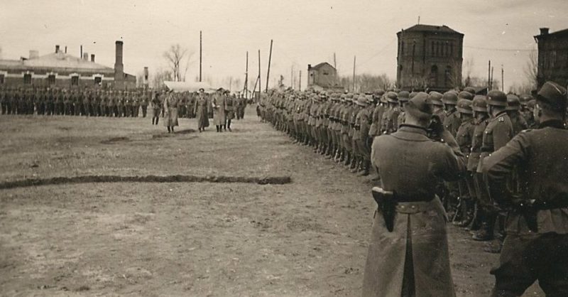 Генерал-фельдмаршал фон Клюге во время смотра пехотного полка. Вблизи станции Ржев-Белорусский. 1942 г.