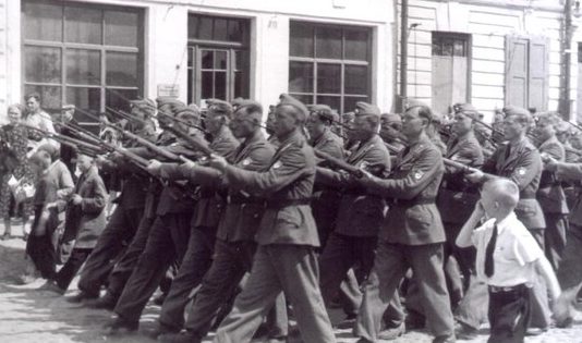 Парад частей РОА. 22 июня 1943 г. 