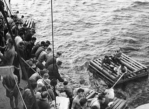Австралийский эсминец Низам спасает выживших с греческого торгового корабля. Южная Америка, Кейптаун, 1942 г. 