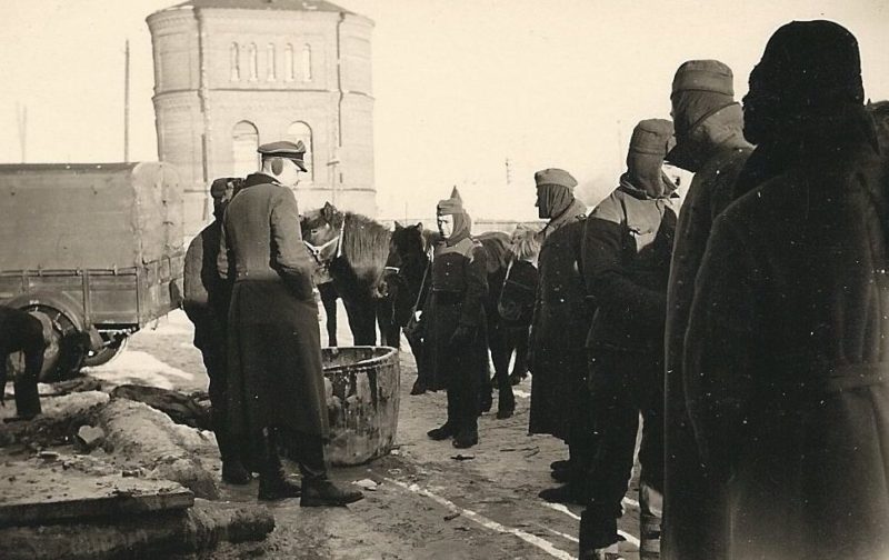 Немцы у водокачки станции Ржев-Белорусский. 1942 г.
