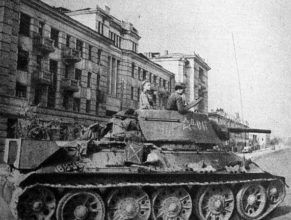 Танки 17-й гвардейской танковой бригады на Московской улице. 5 августа 1943 г.