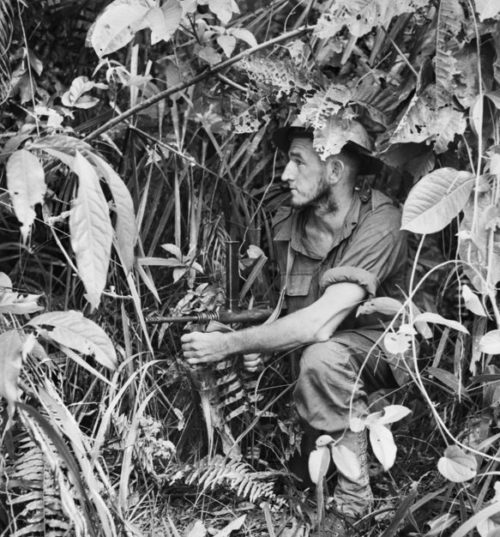 Австралийский солдат с оружием в руках в Санананде. Папуа,1942 г.