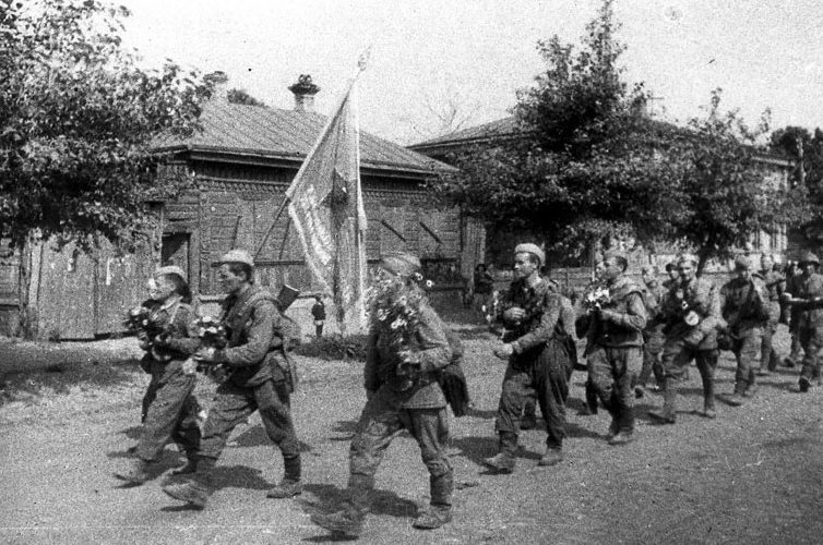 Красноармейцы в пригороде Орла. 5 августа 1943 г.