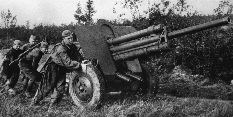 Расчет красноармейцев во время боев под Ржевом. 1942 г. 