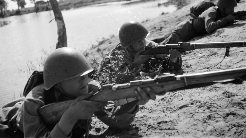 Красноармейцы занимают огневую позицию после переправы через реку южнее Воронежа. 1942 г.