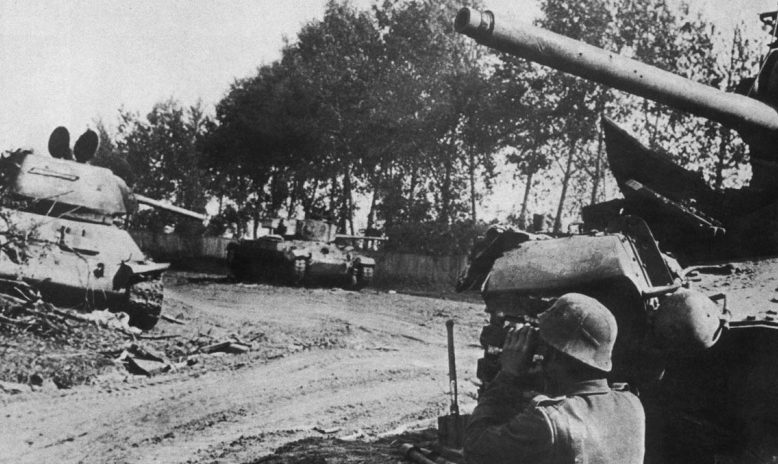Подбитый советский танк Т-34 и английские танки Valentine в районе Ржева. 1942 г.