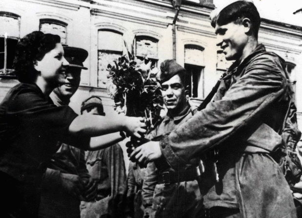 Красная Армия в освобожденном городе. Август 1943 г. 
