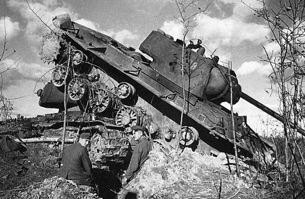 Позиция немцев у подбитых танков. 1942 г.