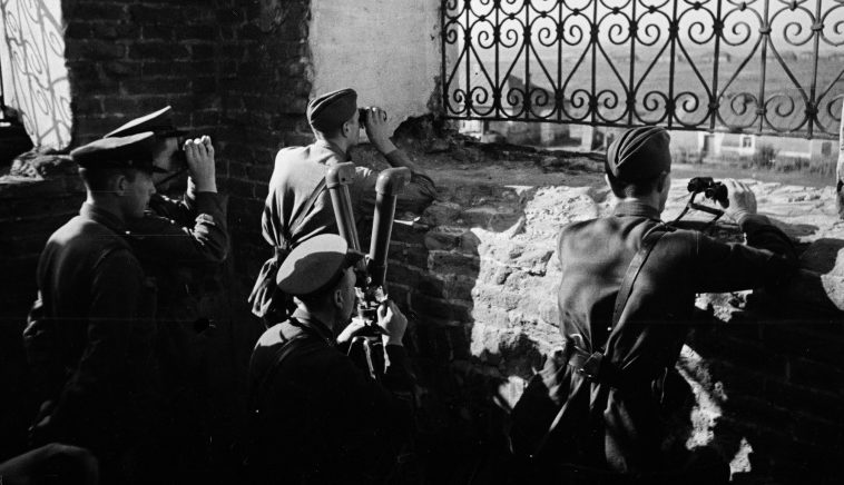 Советские артиллеристы на наблюдательном пункте в районе Воронежа. 1942 г.