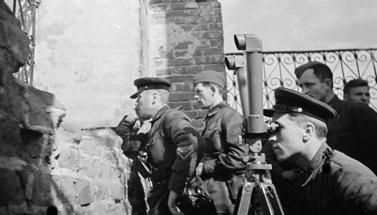 Советские артиллеристы на наблюдательном пункте в районе Воронежа. 1942 г.