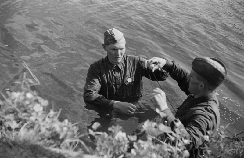 Связисты прокладывают кабель через реку южнее Воронежа. 1942 г. 