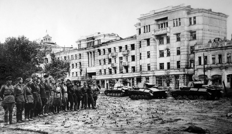 Красная Армия в освобожденном городе. Август 1943 г.