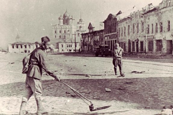 Разминирование улицы Советской. Август 1944 г. 