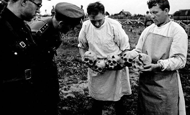 Представители Чрезвычайной Государственной комиссии осматривают черепа жертв фашистского террора в Орле. Сентябрь 1943 г. 