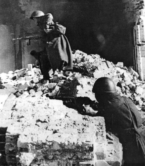 Красноармейцы в уличном бою за Ржев. Март 1943 г.