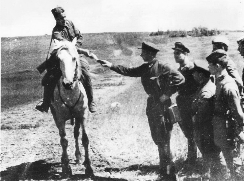 Конный красноармеец-посыльный передает донесение в районе Воронежа. 1942 г. 