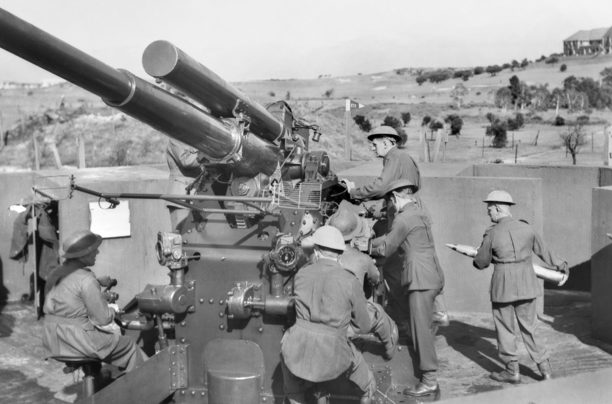 Расчет зенитного орудия в Сиднее. Май 1943 г.