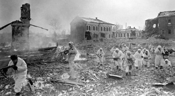 Красноармейцы в уличном бою за Ржев. Март 1943 г.