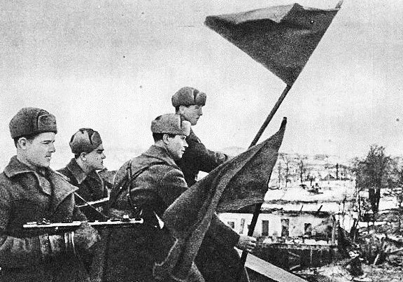 Красное знамя над городом. 3 марта 1943 г.