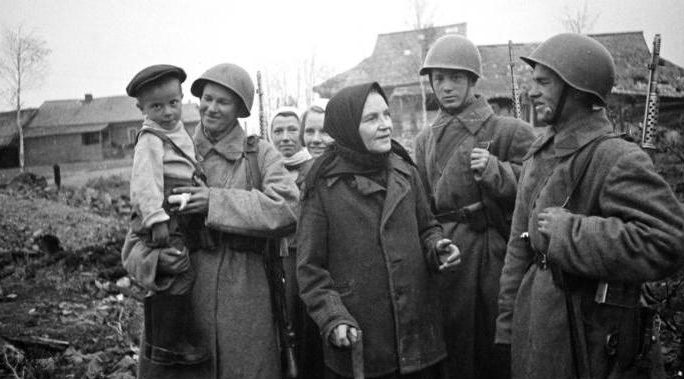 Выжившее население Ржева встречает освободителей. 3 марта 1943 г.