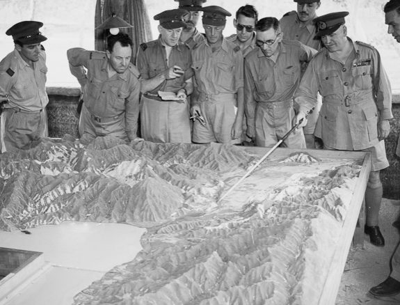 Генерал Блейми информирует журналистов об операциях вокруг Лаэ. 13 сентября 1943 г.