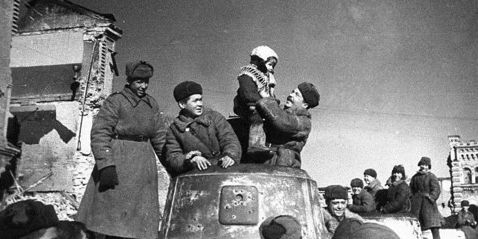 Выжившее население Ржева встречает освободителей. 3 марта 1943 г.
