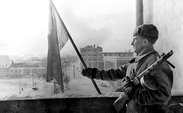 Красный флаг над гостиницей «Воронеж». 25 января 1943 г.