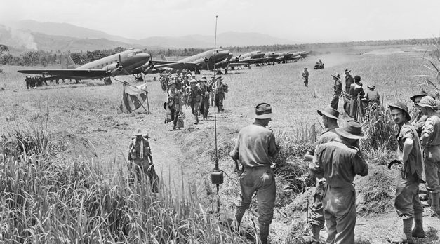 Австралийцы высаживаются с самолета Дакота в Кайапите. 20 сентября 1943 г. 