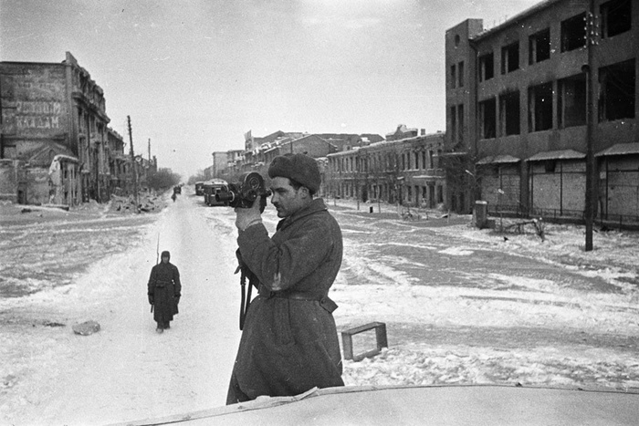 Фронтовой корреспондент в освобожденном городе. 25 января 1943 г.