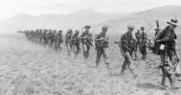 Австралийские солдаты выходят из долины Раму в Финистеррес. 5 октября 1943 г.