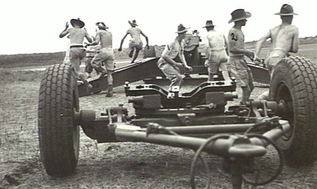Расчет полевого орудия в Брисбенской крепости. 11 ноября 1943 г. 
