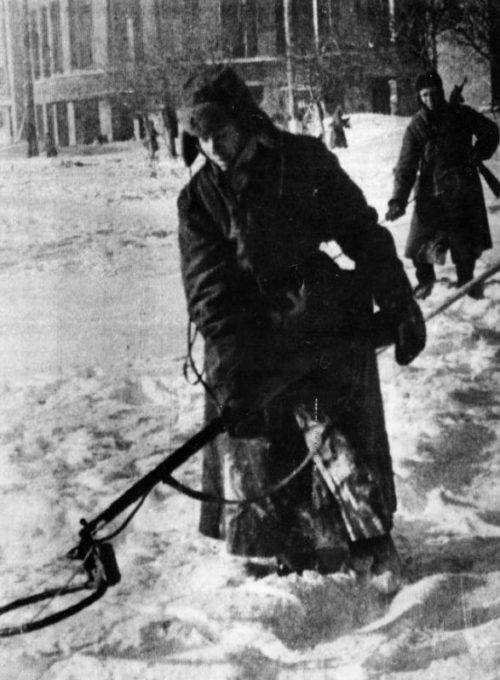 Советские саперы очищают Воронеж. Январь 1943 г.