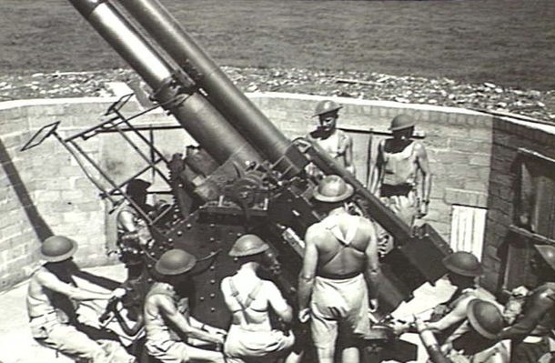 Расчет зенитного орудия форта Литтон. 11 ноября 1943 г. 