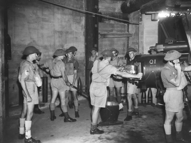 Расчет крепостного орудия в Брисбенской крепости. 13 ноября 1943 г. 