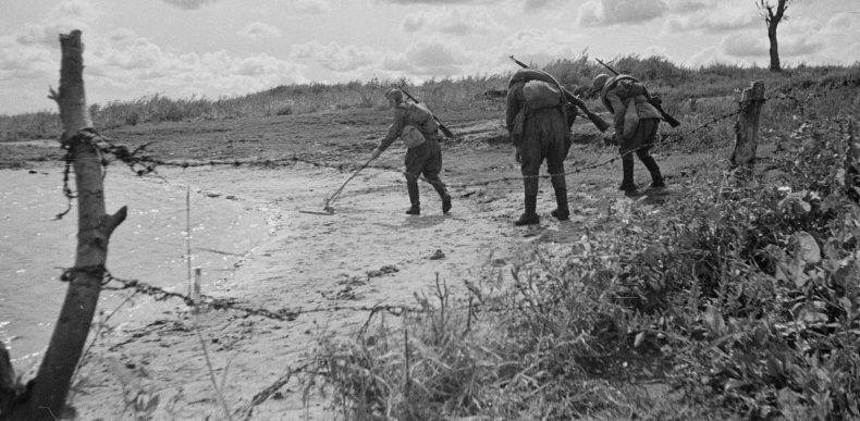 Советские саперы разминируют берег реки. 1943 г.