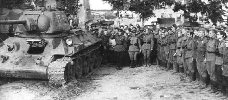 Похороны 16 танкистов 17-й гвардейской бригады, погибших за г. Орел. 1943 г.