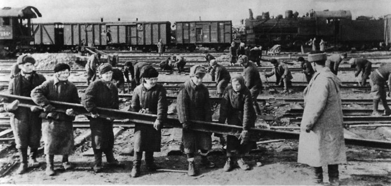 Восстановление железнодорожных путей на станции Ржев. Апрель 1943 г. 