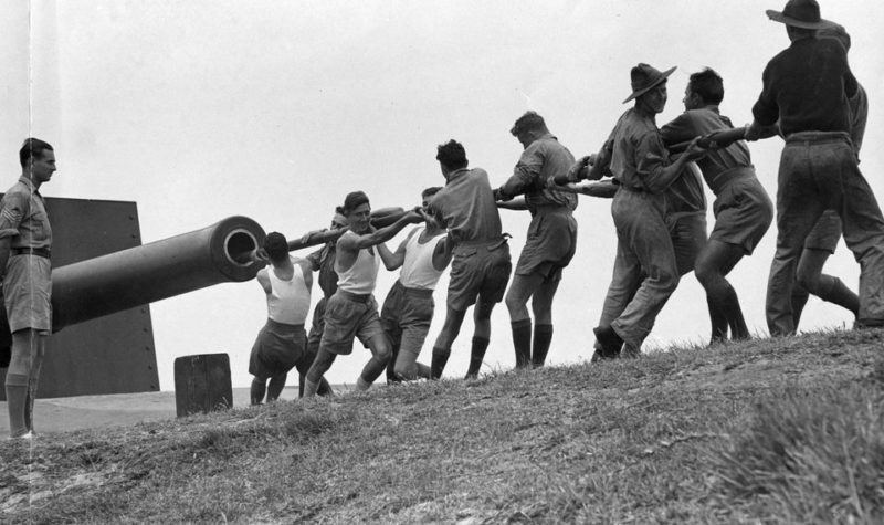 Чистка орудия в Брисбенской крепости. Ноябрь 1943 г.