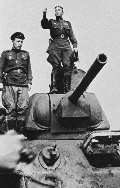 Похороны 16 танкистов 17-й гвардейской бригады, погибших за г. Орел. 1943 г.