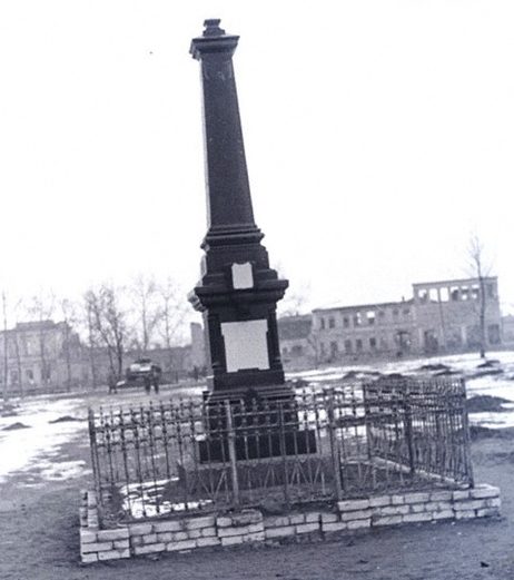 Памятник на братской могиле советских воинов, погибших в боях за освобождение Орла. 1943 г.