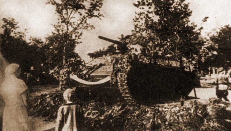 Танк Т-70, установленный на братской могиле танкистов, погибших при освобождении Орла. 1943 г.
