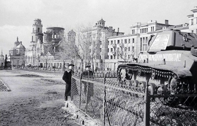 Памятник героям-танкистам на площади Мира. 1945 г.